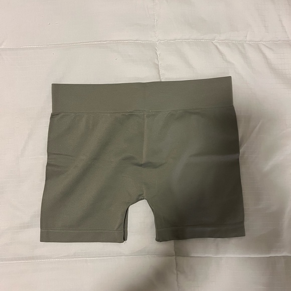 Naturyl by Niykee basic booty short - Picture 3 of 7